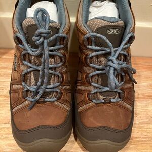 Keen Women’s Circadia Water Proof Hiking Boots 8.5